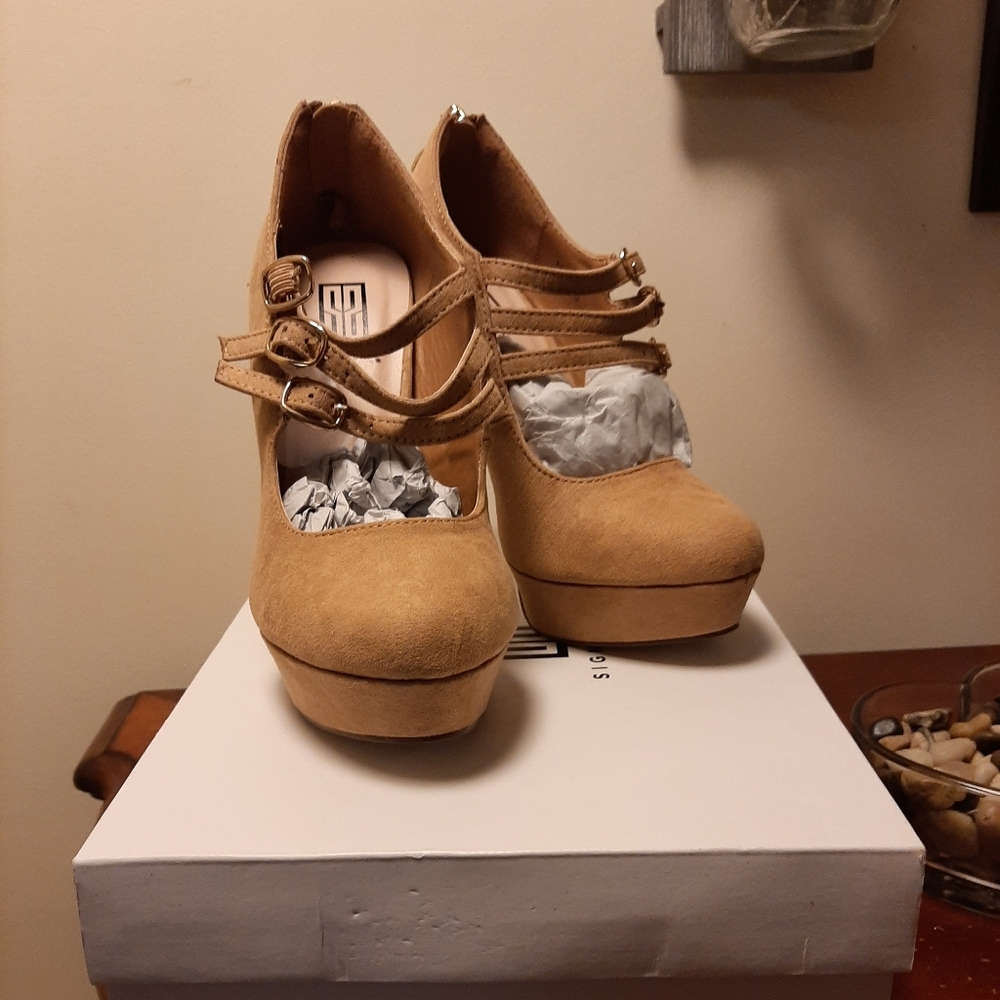 Shoes - Picture 1 of 3